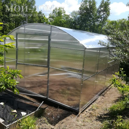 Теплица СверхПрочная ВАГОН 4 метра с поликарбонатом | Мой-Дом27 | Каркас изготовлен из оцинкованной замкнутой трубы 20*20 мм.<br>
 Ширина - 3 метра. Высота - 2,05 метра. Длина - 4 метра<br>
 Выдерживаемая снеговая нагрузка - 150 кг/м2. Выдерживаемая ветровая нагрузка - до 27 м/с.<br>
 Расстояние между дугами 1 метр.&nbsp;Ширина двери 0,96 метра.<br>
 <b>ДВОЙНАЯ ДУГА под дугой приварена еще одна дуга.&nbsp;Прямые стенки</b><br>